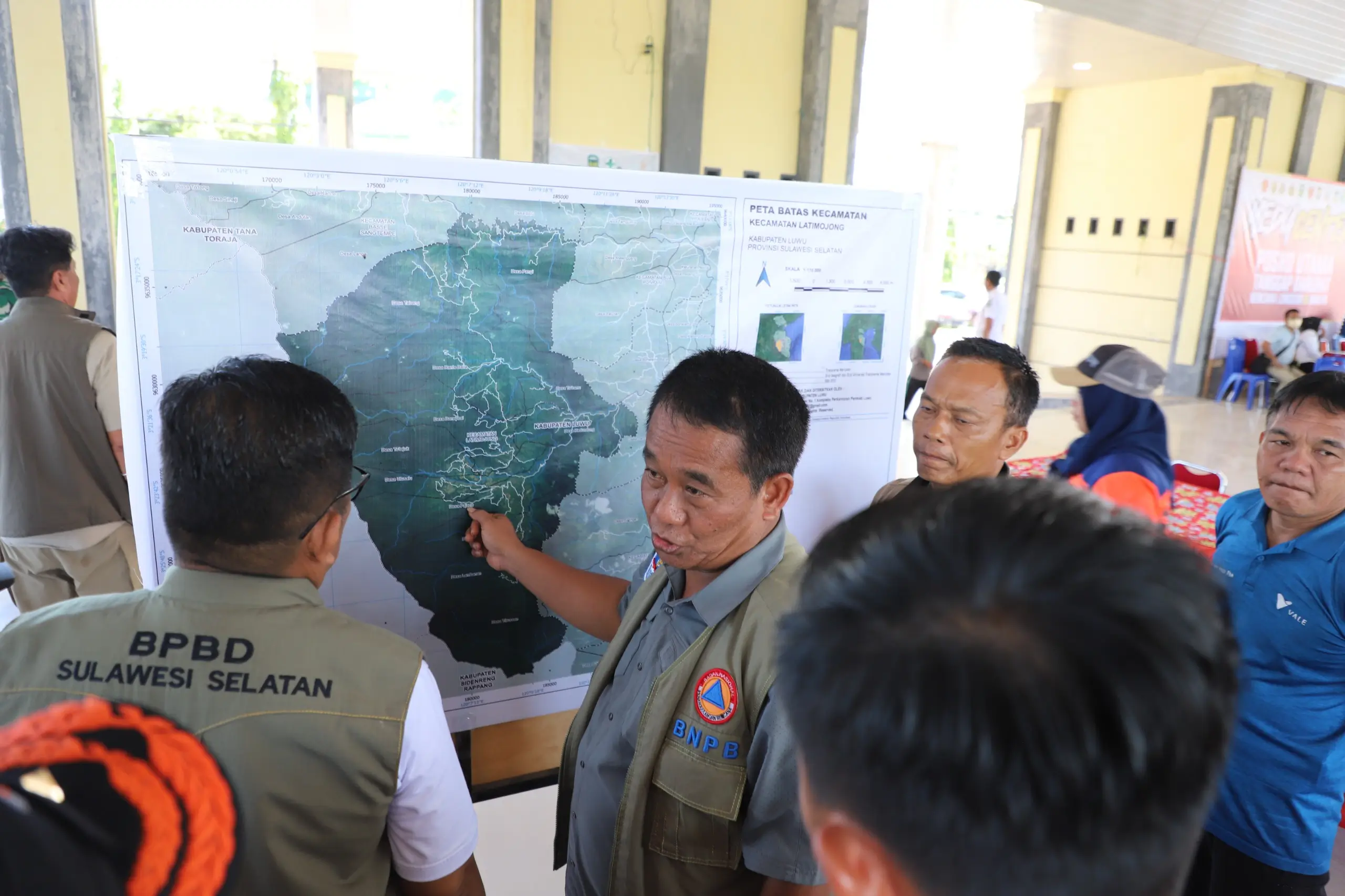 Deputi Bidang Penanganan Darurat BNPB Mayjen TNI Fajar Setyawan (tengah dengan kemeja abu-abu rompi hijau) memimpin diskusi giat operasi udara dalam rangka distribusi logistik dan evakuasi warga terdampak di Kecamatan Latimojong, Kabupaten Luwu, Sulawesi Selatan di Pos Komando Utama Tanggap Darurat Bencana Banjir dan Tanah Longsor Kabupaten Luwu Sulawesi Selatan, Rabu (8/5).